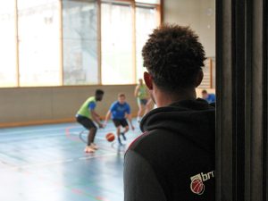 Basketballtraining hinter Gittern: Brose Bamberg unterstützt die Jugendstrafanstalt in Ebrach
