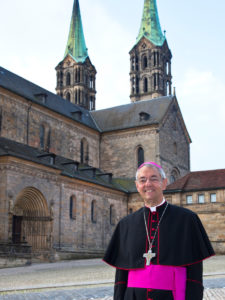 Bambergs Erzbischof Dr. Ludwig Schick vor dem Dom