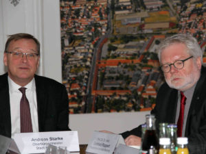 Universitäts-Präsident Godehard Ruppert (r.) und Oberbürgermeister Andreas Starke (li.) lassen sich von den Wissenschaftlern über den Erfolg und die positiven Ergebnisse der Studie informieren.