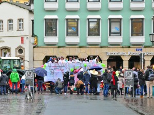 Mit Regenschirm und Konfetti: Faschingsumzug in Bamberg