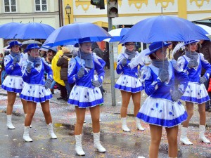 Mit Regenschirm und Konfetti: Faschingsumzug in Bamberg
