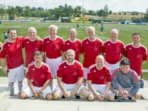 Prominente und goolkids-Team am Ball