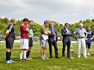 Prominente und goolkids-Team am Ball