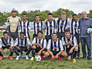 Prominente und goolkids-Team am Ball