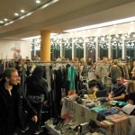 Der Bamberger Nachtflohmarkt lädt Hunderte zum Schlendern und Stöbern in die Konzert- und Kongresshalle ein