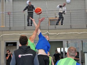 Basketballtraining hinter Gittern: Brose Bamberg unterstützt die Jugendstrafanstalt in Ebrach