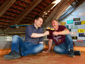 Christian Klemenz (links) und Andreas Gänstaller stoßen im Kühlschiff der Brauerei auf ihre neue Kooperation an.