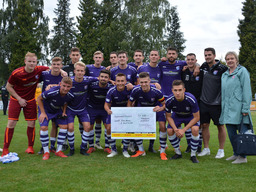 FCE-Siegerfoto nach dem Sieg in der zweiten Totopokal-Runde in Karlburg