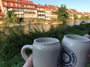 Alkohol zum Mitnehmen - Mit Bierkrug an der Regnitz