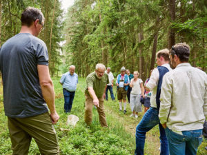 Stadtrat bei der Waldbegehung