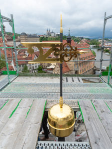 Schloss_Geyerswoerth_erhält_eine_goldene_Turmspitze