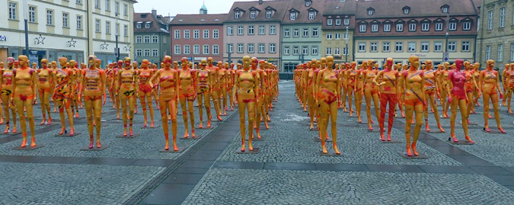 Orange Frauen-Formation auf dem Bamberger Maxplatz