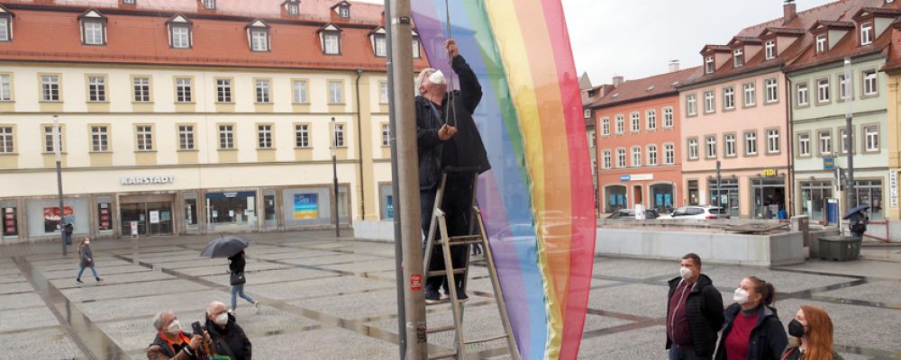 Stadt Bamberg hisst Flagge zum IDAHOBIT 2021