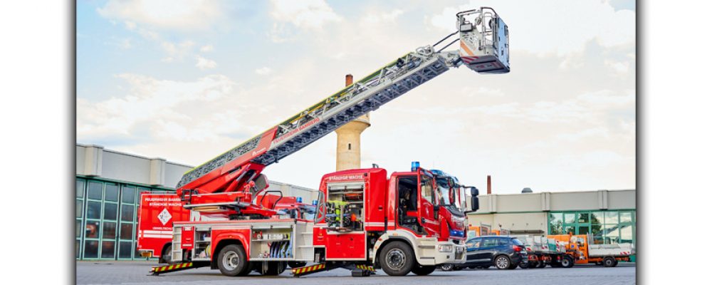 Feuerwehr-Fuhrpark mit neuer Drehleiter wieder komplett