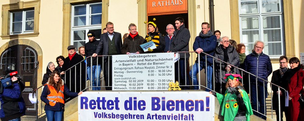 „Rettet die Bienen“: Erstunterzeichner unterschreiben in Bamberg