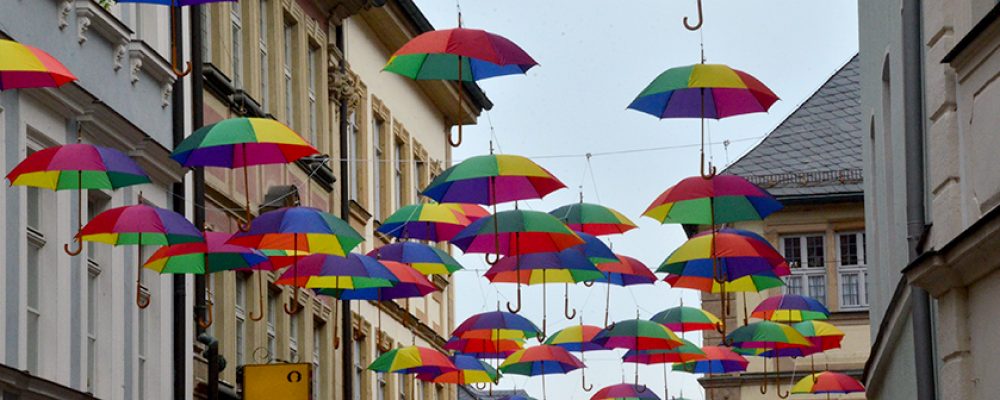 Regenbogenschirme in der Weltkulturerbestadt.