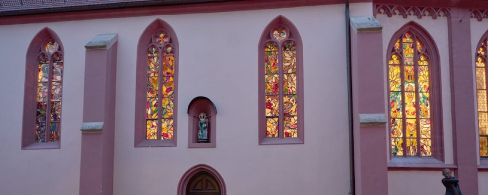 Lüpertz Fenster in St. Elisabeth strahlen jetzt auch nachts