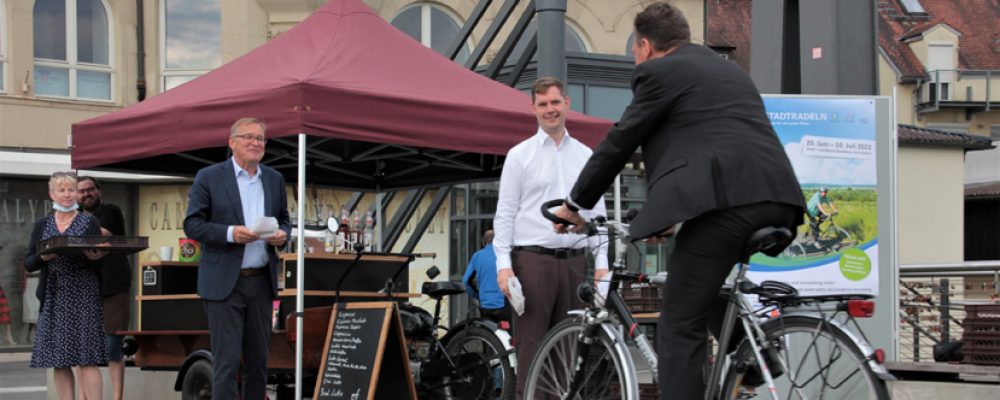 OB und Mobilitätsreferent verteilen Frühstück an Radfahrerinnen und Radfahrer