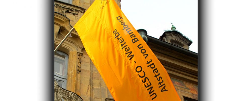 Welterbe-Flagge weht am Alten Rathaus