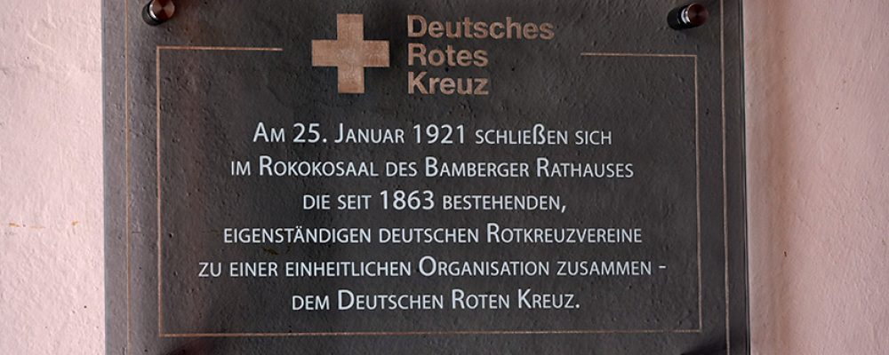 Tafel am Alten Rathaus erinnert an Gründung des Deutschen Roten Kreuzes in Bamberg