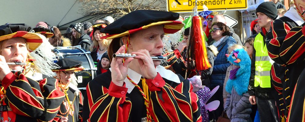 Mit Helau-Rufen und Jubeln sangen und tanzten die Memmelsdorfer Narren