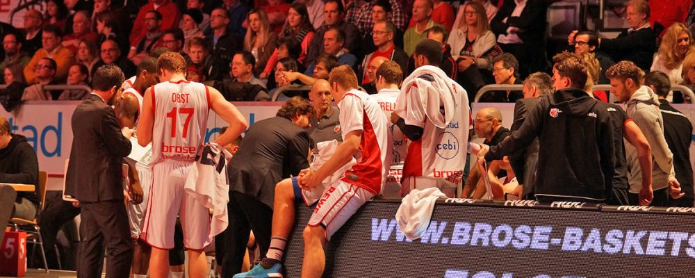 Bei eisigen Temparaturen in den Eisbärenkäfig