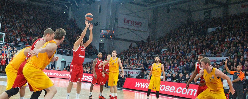 Brose Baskets vor einem Stück Basketballgeschichte
