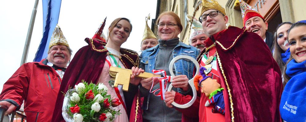 Mit Regenschirm und Konfetti