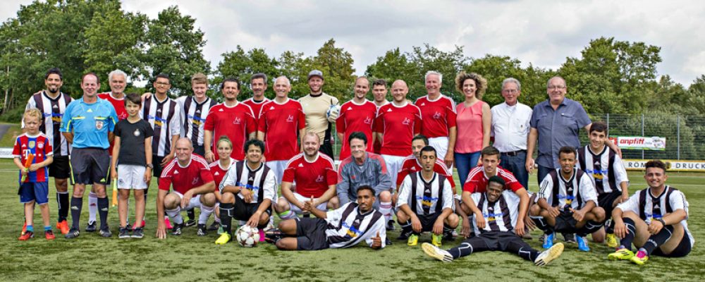 Prominente und goolkids-Team am Ball