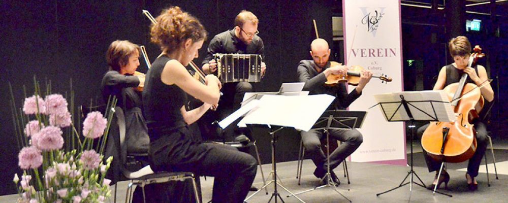 „strings an more“ im Foyer der HUK Coburg.