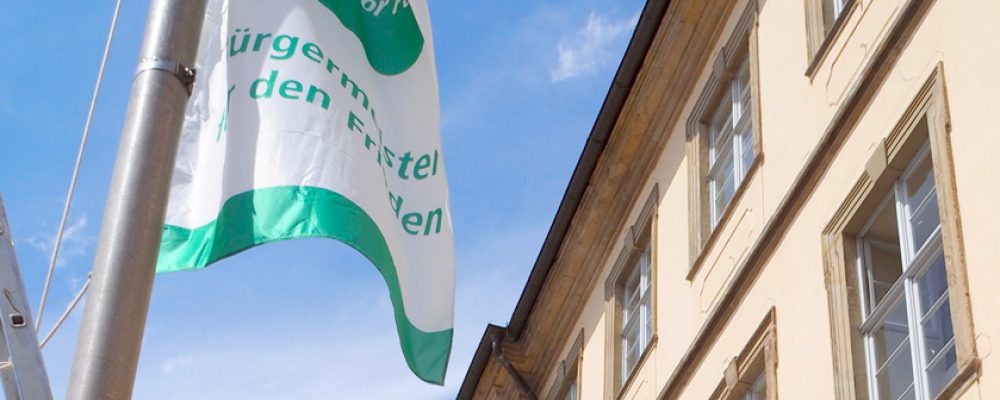 OB Starke hisst Flagge für Frieden