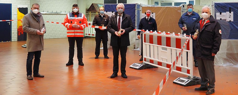 Oberbürgermeister Andreas Starke und Landrat Johann Kalb danken Hilfsorganisationen für Schnelltestzentren