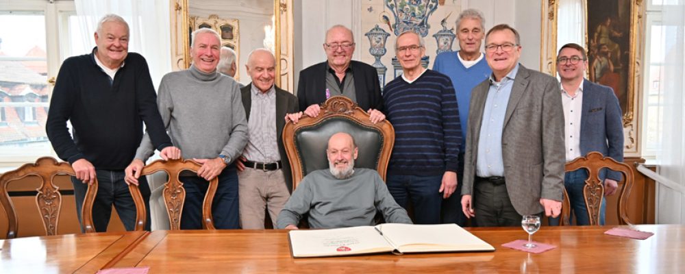 Aufstiegshelden verewigen  sich im Goldenen Buch