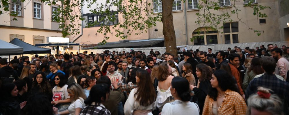 Volles Haus bei der ersten  Open-Air-Party im Rathaus-Innenhof