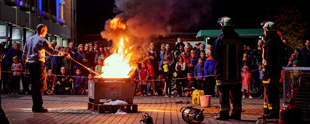 Voller Hof bei der Ständigen Wache