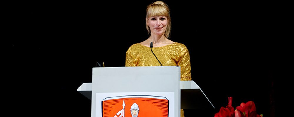 Strahlende Preisträgerin bezaubert auf der Bühne