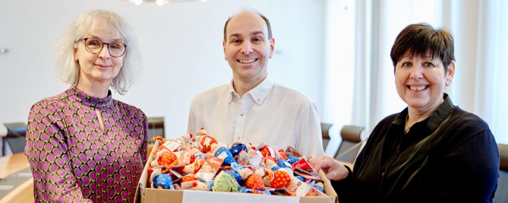 Leibniz-Institut Bamberg spendet 500 bunte Rasselmäuse für das KoKi-Netzwerk frühe Kindheit