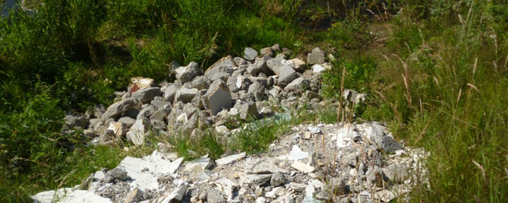 Illegale Bauschuttablagerung am Main nahe Ebing