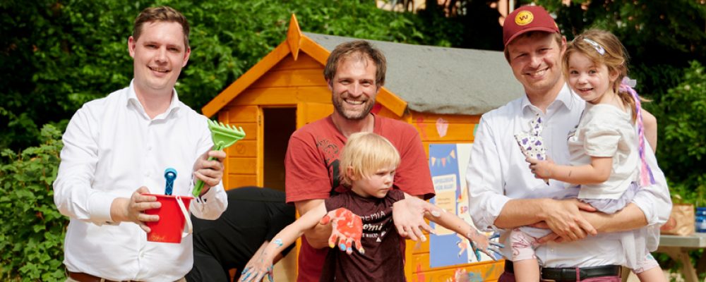 An der Marienbrücke steht  jetzt die erste Spielehütte