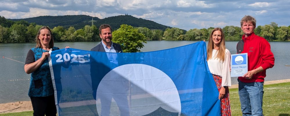 Blaue Flagge für Badestellen gehisst