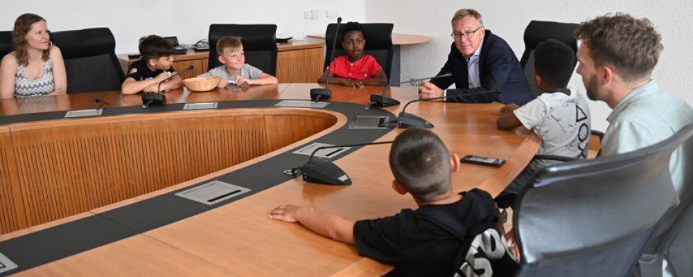 BasKIDhall-Kinder bringen ihre Anliegen im Rathaus vor