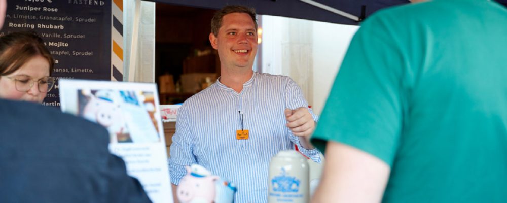 Bürgermeister Glüsenkamp für guten Zweck hinter dem Tresen