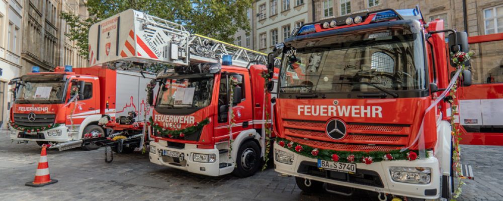 Sechs Einsatzfahrzeuge der Feuerwehr Bamberg feierlich gesegnet