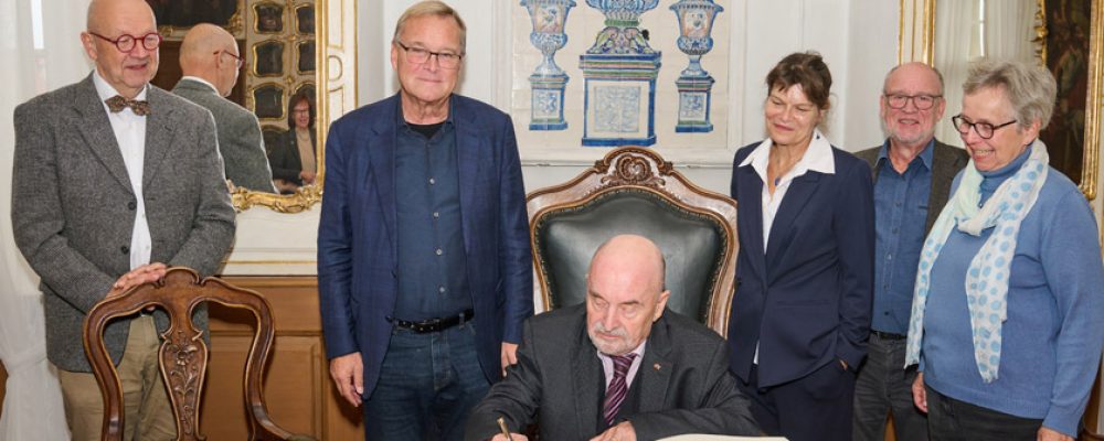 Minister a. D. Rainer Eppelmann verewigt sich im Goldenen Buch