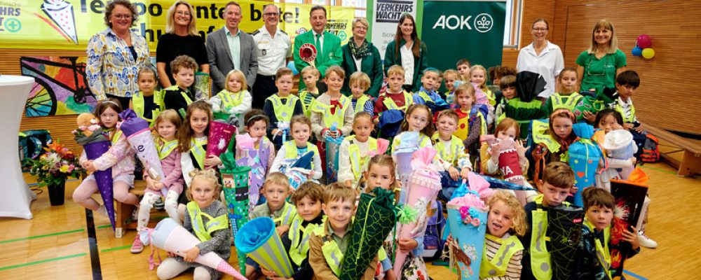 Mit Sicherheit einen guten Start – Zum Schulbeginn haben alle Einschulkinder an der Martinschule Sicherheitsüberwürfe bekommen.