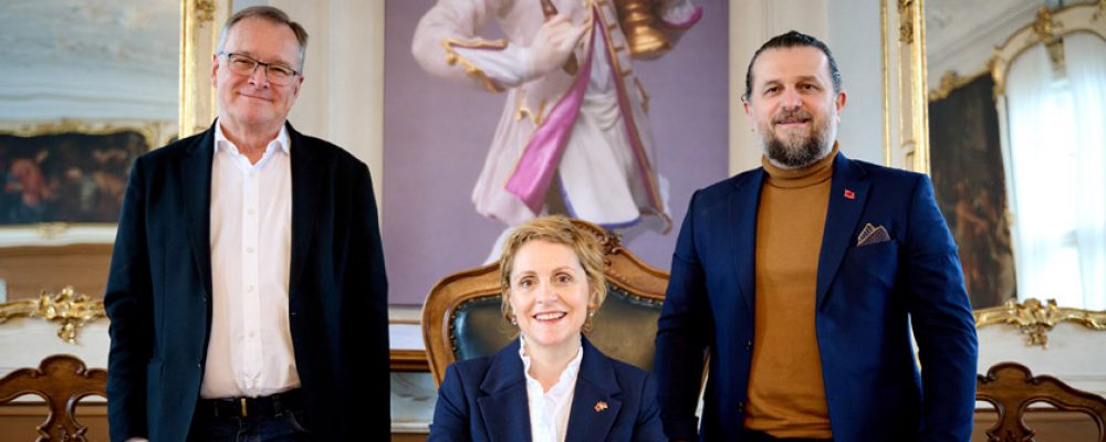 Albanische Botschafterin trägt sich ins Goldene Buch der Stadt Bamberg ein